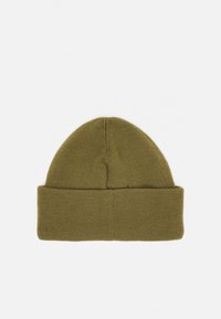 Gorro de malha em verde oliva, com um punho dobrado e textura suave. Coroa redonda simples sem padrões ou adornos adicionais.