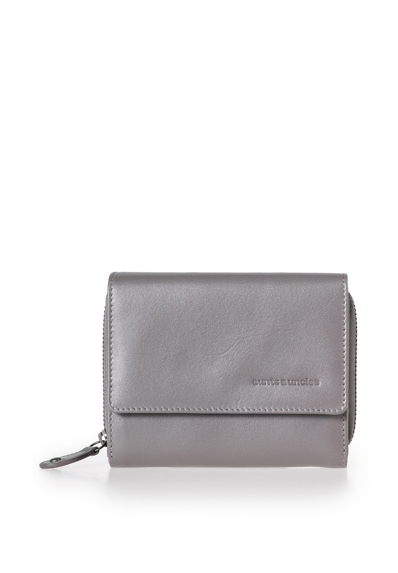 Portafoglio in pelle grigia con una texture liscia, chiusura con zip e logo impresso. Presenta un lembo che copre il compartimento principale per una maggiore sicurezza.