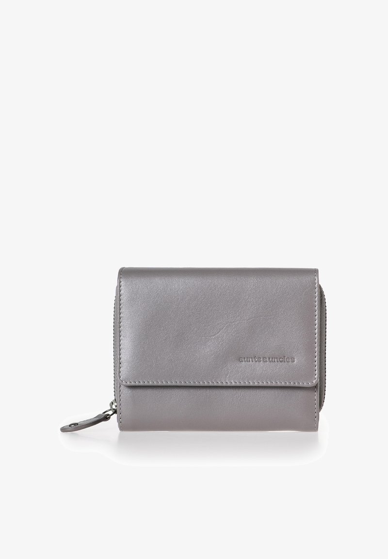 Portafoglio in pelle grigia con una texture liscia, chiusura con zip e logo impresso. Presenta un lembo che copre il compartimento principale per una maggiore sicurezza.
