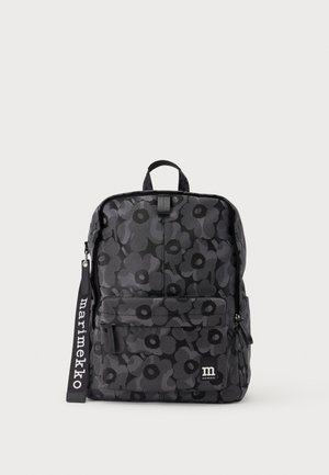 Sac à dos noir et gris à motifs floraux, avec poche frontale, tirette de fermeture éclair Marimekko, et poignée de transport supérieure sur fond uni.