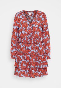 Vestido de manga corta en azul claro con un patrón de mariposas rojas. Cuenta con cintura fruncida y un dobladillo con volantes en capas. Cierre frontal de botones.