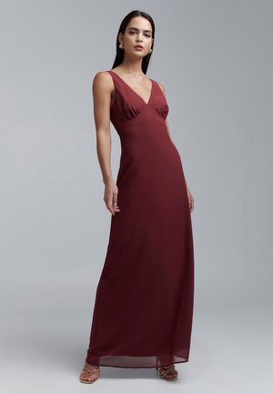 Abito maxi bordeaux con scollatura a V profonda e corpetto arricciato, dotato di spalline sottili e una texture di tessuto liscia e fluida.