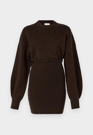 Barna kötött pulóverruha magas nyakkal, hosszú puffos ujjak, bordás derék és két fekete gomb az oldalán.