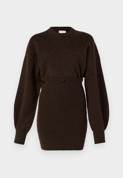Brun strikket sweaterkjole med høj halsudskæring, lange puffærmer, ribbet talje og to sorte knapper på siden.