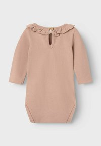 Langärmliger Body aus sanftem, rosa Rippstoff, mit Rüschenausschnitt, Knopfverschluss auf der Rückseite und Druckknopfverschluss unten.