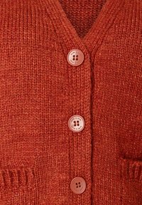 Rustfarbener, gestrickter Cardigan mit V-Ausschnitt, strukturiertem Stoff, zwei vorderen Taschen und drei passenden Knöpfen.