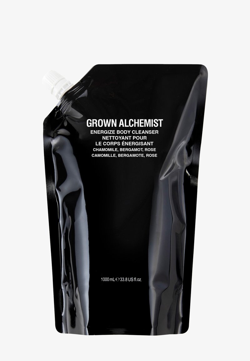 Svart, flexibel förpackning som innehåller 1000 mL kroppstvätt. Har vit text för produktnamn, beskrivning och ingredienser. Texturerad yta.