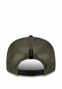UFC-Cap mit Mesh-Rücken, olivgrüner Farbe, flachem Schild und verstellbarem schwarzen Druckknopfverschluss. Mit einem Markenetikett auf der Rückseite.