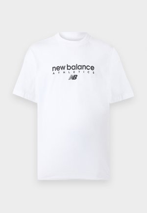 Biała bawełniana koszulka z okrągłym dekoltem, z czarnym logo "new balance" i napisem "ATHLETICS" umieszczonym centralnie na przodzie. Krótkie rękawy, standardowy krój.