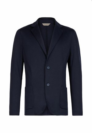 Granatowa marynarka o dopasowanym kroju z klapami typu notch, dwoma guzikami i przednimi kieszeniami typu patch, prezentowana na białym tle.