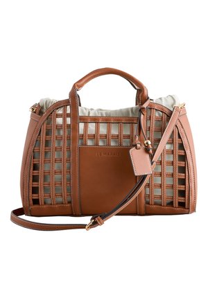Bolso tote de cuero marrón y tela beige con patrón de cuadrícula, asas superiores, correa para el hombro y "LE MARAIS" grabado en la parte delantera.