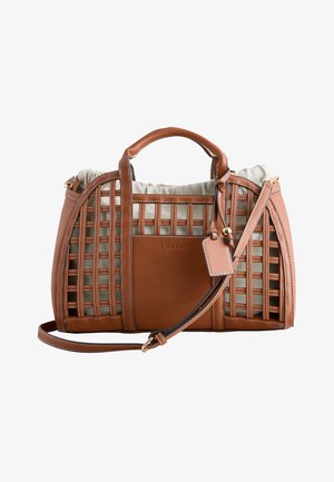 Bolso tote de cuero marrón y tela beige con patrón de cuadrícula, asas superiores, correa para el hombro y "LE MARAIS" grabado en la parte delantera.