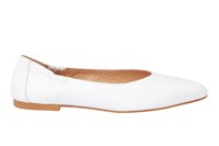 Bailarinas de cuero blanco con punta afilada, recogido elástico en el talón y suela plana de goma marrón claro. Textura suave.