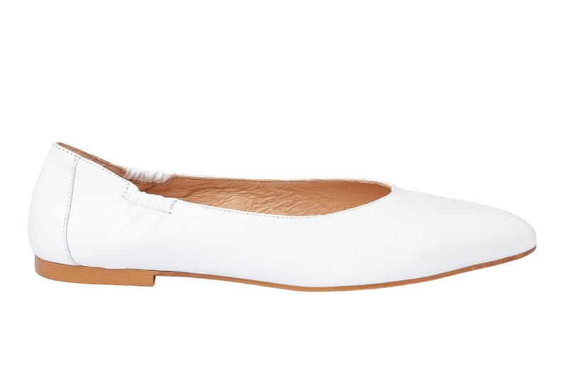 Bailarinas de cuero blanco con punta afilada, recogido elástico en el talón y suela plana de goma marrón claro. Textura suave.