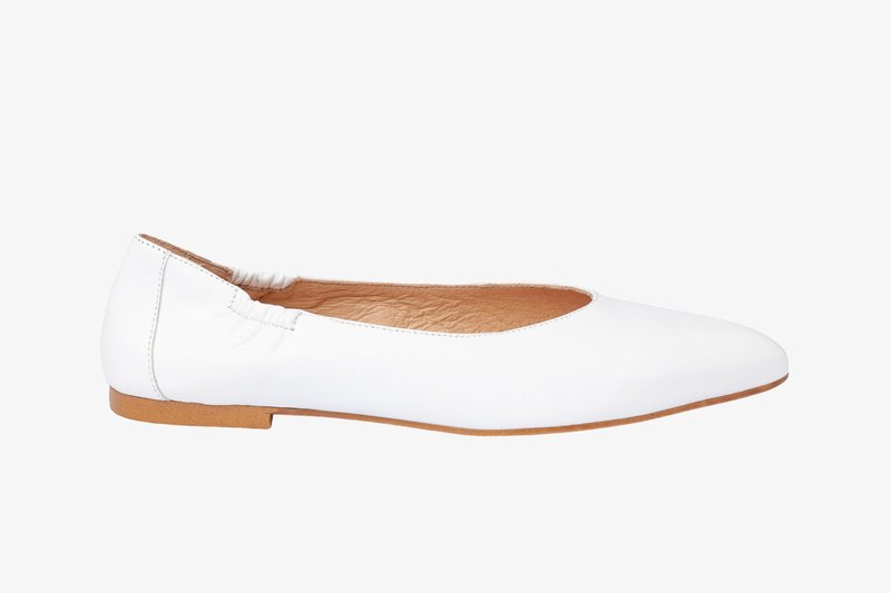 Bailarinas de cuero blanco con punta afilada, recogido elástico en el talón y suela plana de goma marrón claro. Textura suave.