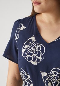 Vero Moda Curve VMCEASY DRESS - Robe de jour - darkblue