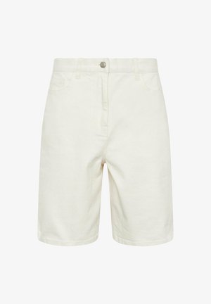Shorts en denim blanc avec une coupe structurée, dotés de poches avant, d'une fermeture à bouton et d'un ourlet soigné. La texture semble lisse et résistante.