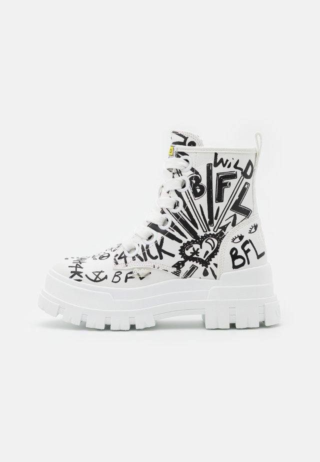 VEGAN ASPHA LACE UP - Plateaustiefelette - white