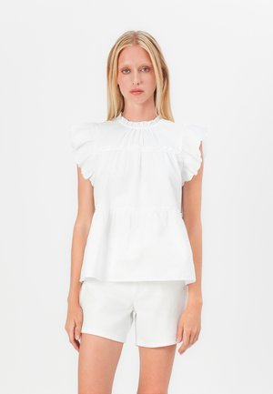 Hvid bluse med rynkede korte ærmer, rund halsudskæring og samlet talje. Matcher med hvide shorts for et koordineret look.