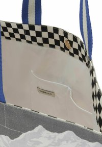 Canvas-Shopperbag mit blauen Trägern, karierter Einfassung und einem grauen Bergdesign. Das Innere ist mit einem weißen Futter und einer kleinen Tasche mit dem Aufdruck "CODELLO" ausgestattet.