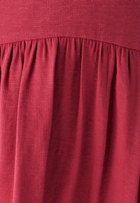 Unselected, brick red