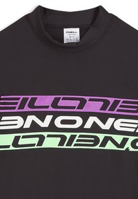Svart kortärmad rash guard med djärva horisontella ränder i lila, vitt och mintgrönt, med rund halsringning och slät textur.
