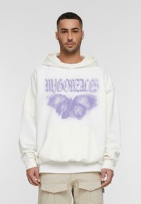 Hvid hoodie med et lilla sommerfuglegrafik og tekst. Lavet af blødt materiale, den har en frontlomme og justerbar snoretræk hætte.