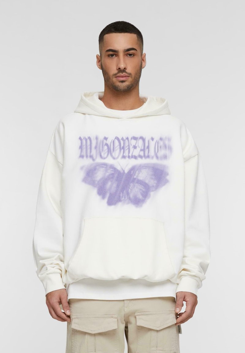 Hvid hoodie med et lilla sommerfuglegrafik og tekst. Lavet af blødt materiale, den har en frontlomme og justerbar snoretræk hætte.