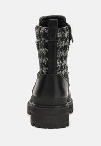 Stivale alla caviglia in pelle nera con tomaia in tessuto grigio e nero textured. Presenta una suola spessa e una zip laterale per una facile calzata.
