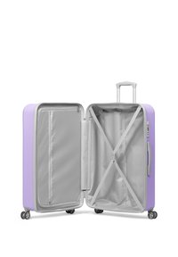 Paarse harde koffer met een zilveren interieur, voorzien van een ritscompartiment, kruisbanden en vier wielen voor mobiliteit.
