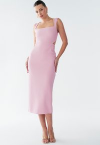 Eng anliegendes, ärmelloses pinkes Kleid mit quadratischem Ausschnitt und seitlichen Ausschnitten, aus strukturiertem Stoff, mittellang bis zur Wade.