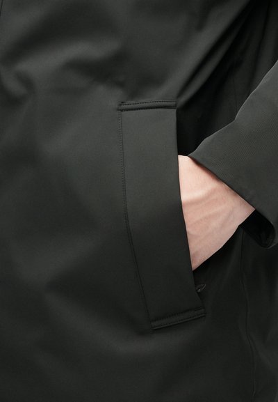 Jachetă neagră impermeabilă cu un design elegant, textură netedă și un buzunar lateral discret cu cusături curate.