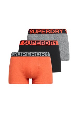 Tre par herrebokserer: orange, grå og sort. Hver af dem har en kontrasterende elastisk talje med "SUPERDRY" mærkning.
