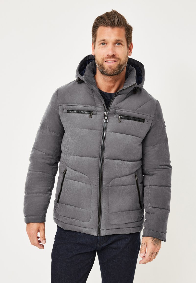 Graue gepolsterte Jacke mit Kapuze, ausgestattet mit Reißverschlusstaschen an der Brust und den Seiten, strukturiertem Stoff und auffälligen genähten Details.