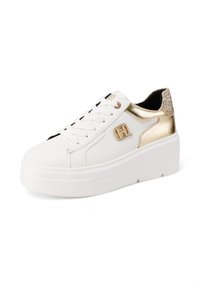 Sneakers bianche con tomaia in pelle liscia, accenti metallici dorati sul tallone e dettagli in glitter testurizzato. Presentano una suola bianca spessa.