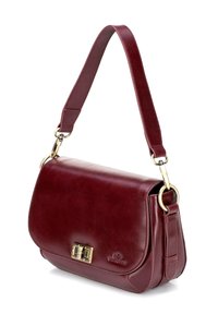 Burgundowa skórzana torba na ramię o gładkim wykończeniu, złotym okuciu, zapięciu na klapkę i regulowanym pasku. Posiada zaokrąglone krawędzie.