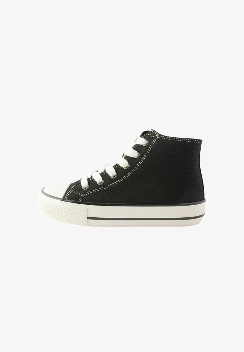 Schwarze High-Top-Sneaker aus Canvas mit weißen Schnürsenkeln, Gummispitzen und strukturiertem Sohlen; verfügt über weiße Nähte und einen kontrastierenden schwarzen Sohlenstreifen.
