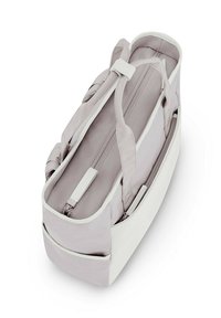 Bolsa tote gris y blanca con dos asas, que cuenta con un interior espacioso y múltiples compartimentos con cremallera. Textura de tela suave.