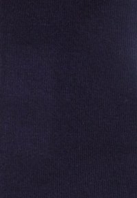 Tejido de ribete azul marino con una textura suave, que presenta líneas verticales y un diseño uniforme, adecuado para ropa o tapicería.