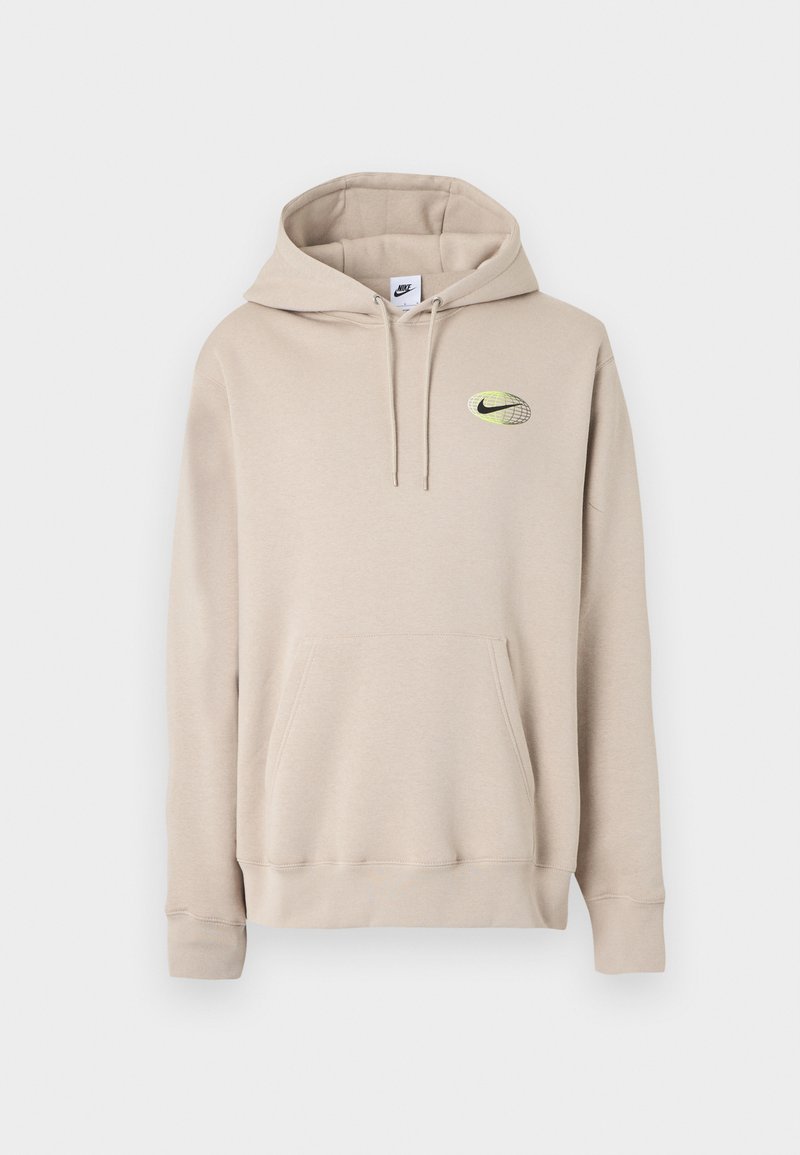 Felpa beige con cappuccio, tasca a marsupio frontale e piccolo logo Nike nero all'interno di un ovale giallo sul petto a sinistra.