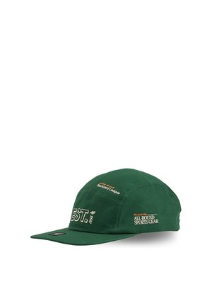 Zielona czapka sportowa z białym i żółtym haftowanym napisem, w tym "EST. 1995", "Backyard League" i "ALL ROUND SPORTS GEAR".