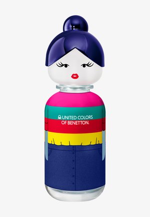 Flacon de parfum coloré United Colors of Benetton en forme de femme avec un chignon bleu, des lèvres rouges et un haut rayé avec un design de jupe en jean.