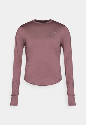 Tričko s dlouhým rukávem pro sportovní využití v tlumené mauvové barvě s hladkou texturou, zaobleným lemem a nenápadným bílým logem Nike na hrudi.