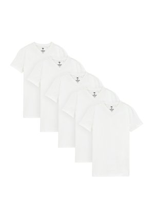 Vijf witte katoenen V-hals t-shirts met korte mouwen en een eenvoudig ontwerp, met labels die zichtbaar zijn bij de halslijn.