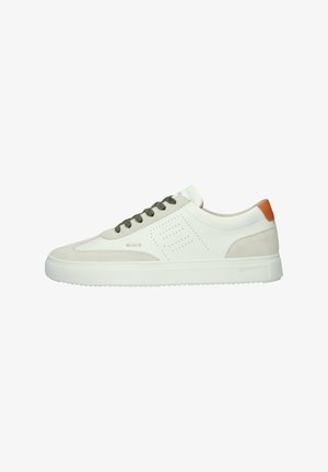 Sneaker in pelle bianca e suede beige con lacci verde oliva, accentuazione in pelle marrone chiaro sul tallone e dettagli perforati sottili sui lati.