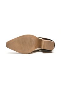 Suela de goma marrón con textura antideslizante, forma contorneada y un pequeño tacón. La parte superior presenta un material suave de color claro y un diseño elegante.
