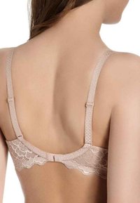 Classic beige beha met kantafwerking en gestructureerde banden. Voorzien van een haaksluiting en zachte stof voor comfort. Achteraanzicht toont details.