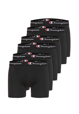 Sechs schwarze Boxershorts mit Champion-Logo in Weiß und Rot auf elastischen Bundsäumen, ordentlich in versetzter Anordnung gestapelt.