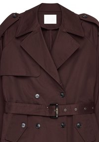 Mörkbrun dubbelknäppt trench coat med breda slag, knappade axelremmar, midjebälte med spänne och klafffickor.