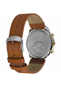 Brauner Lederarmband mit Naht, Gehäuse aus rostfreiem Stahl, glatter Rücken mit graviertem Text, goldene Akzente an Krone und Tasten.
